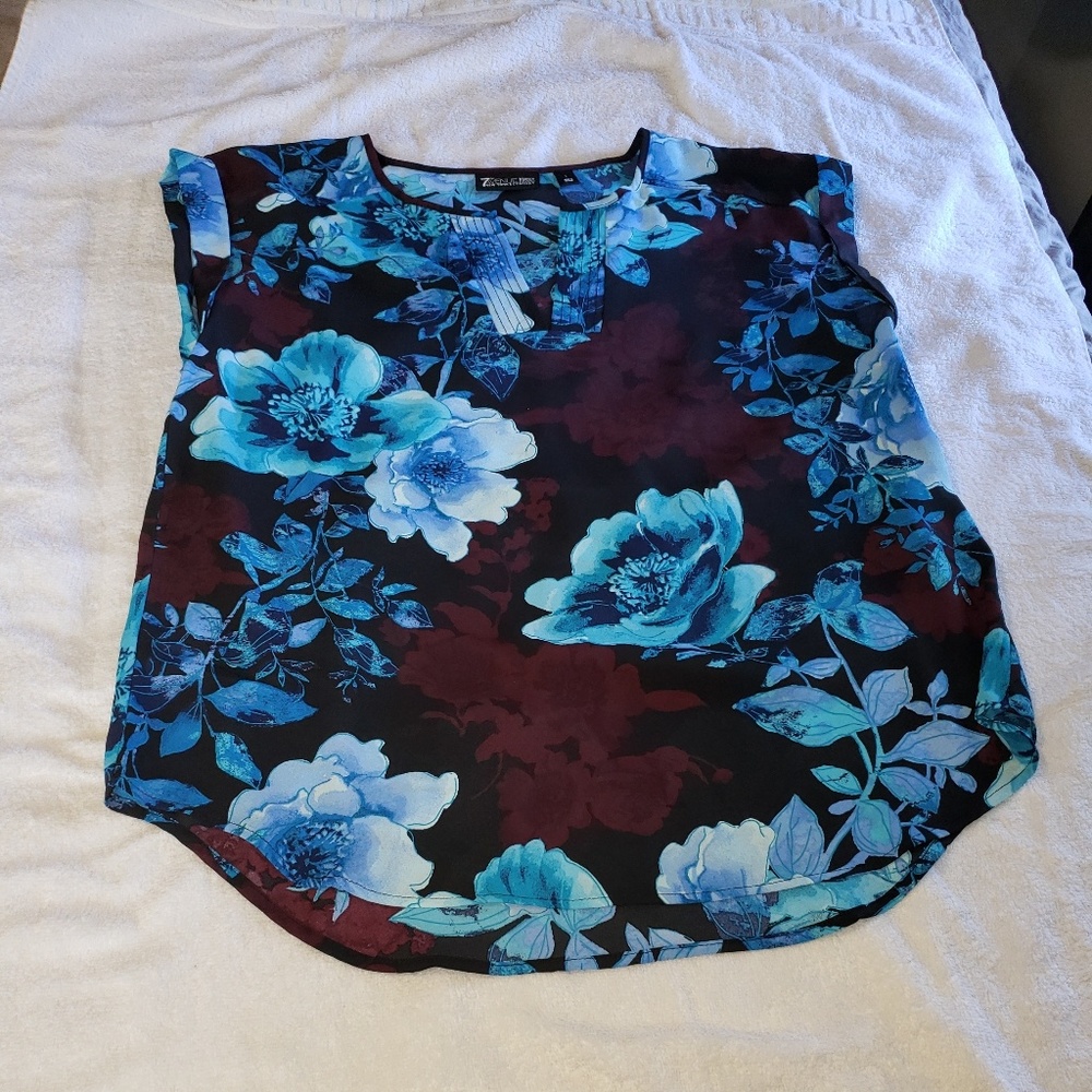 New York & Co. 7th Ave floral V-neck blouse